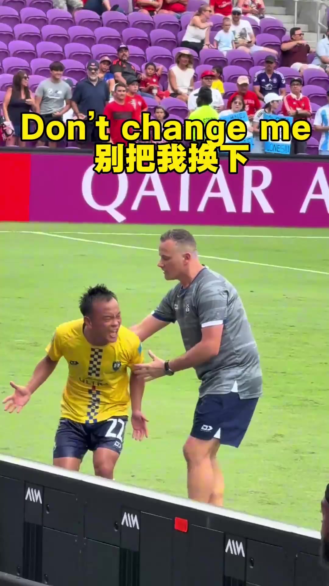 不想被换下周通头被球打到队医想把他换下周通不愿下场怒吼