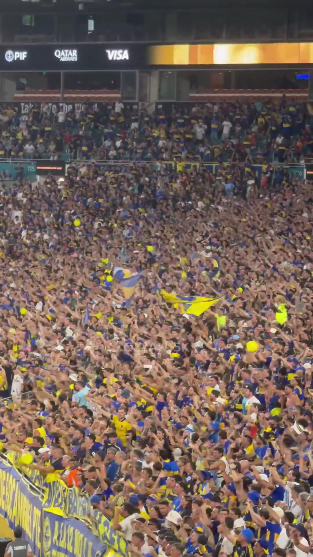 博卡战拜仁现场感受一下博卡球迷的火爆氛围