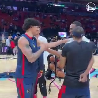 大家都爱他赛前维金斯与勇士众将拥抱致意