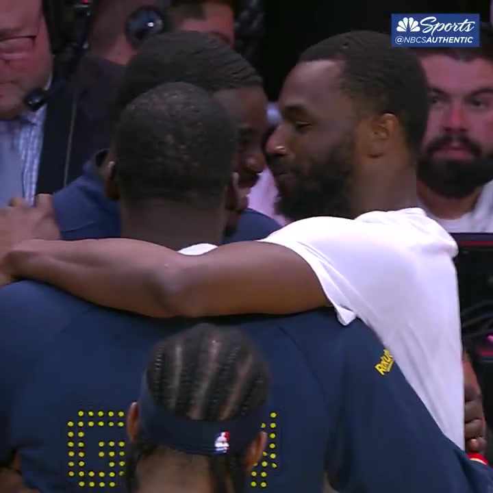 毕竟一起拿过冠军追梦和维金斯赛后哥俩好聊得非常开心