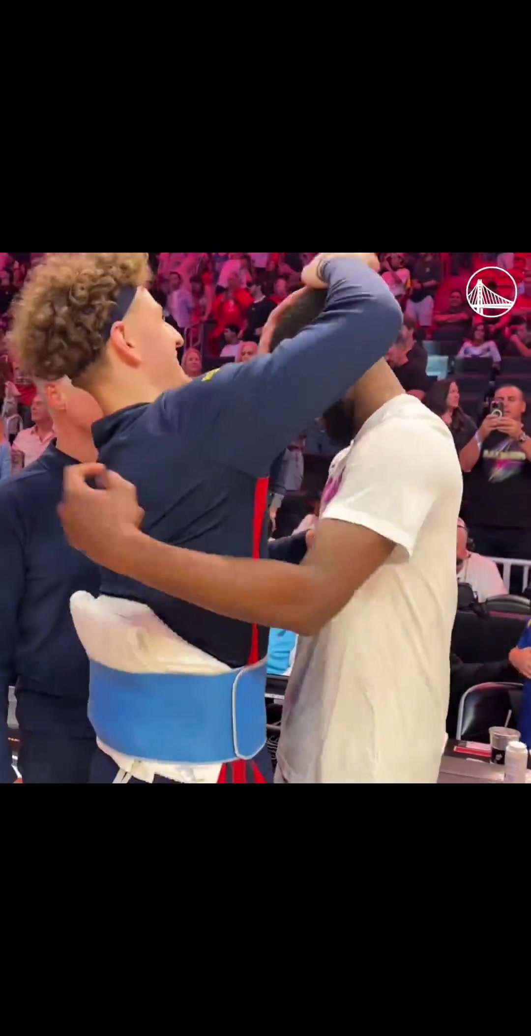 泪目勇士球员赛后一一拥抱维金斯看得出来大家都喜欢嘴哥