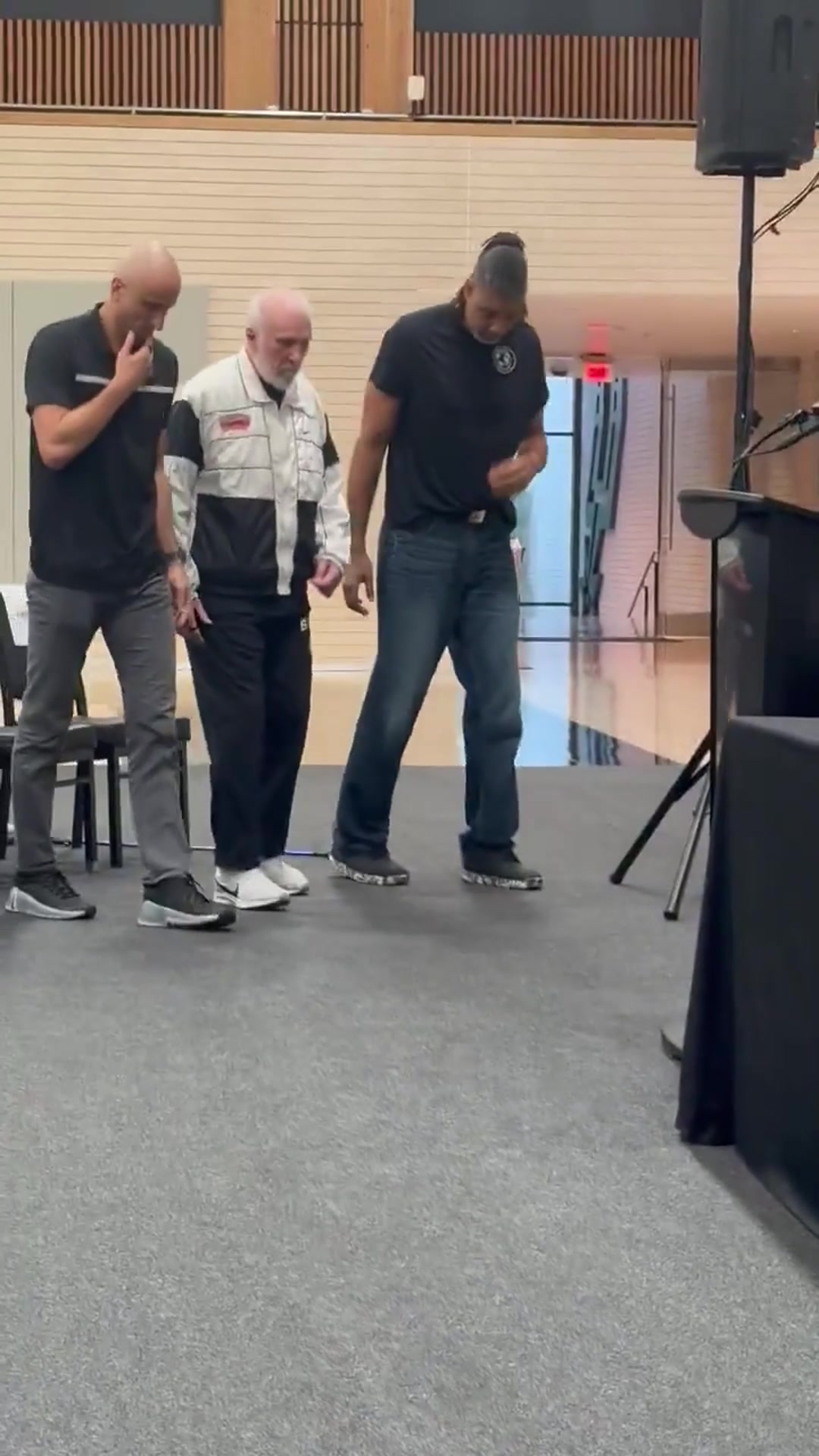 老爷子中风后状态确实差很多波波维奇现在连起身都需要马努邓肯搀扶