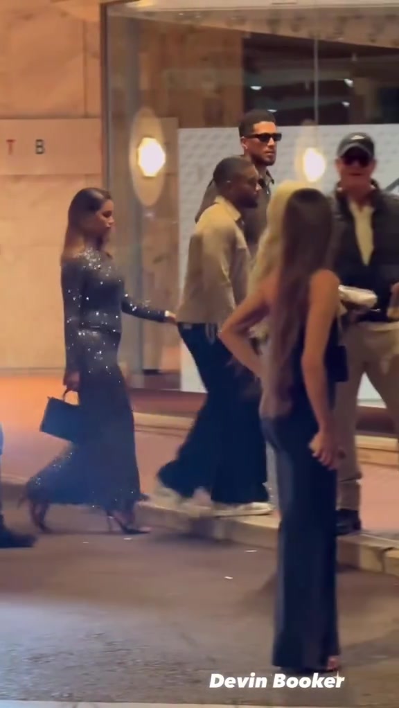 和詹娜比怎么样布克被拍到和新女友一起逛街