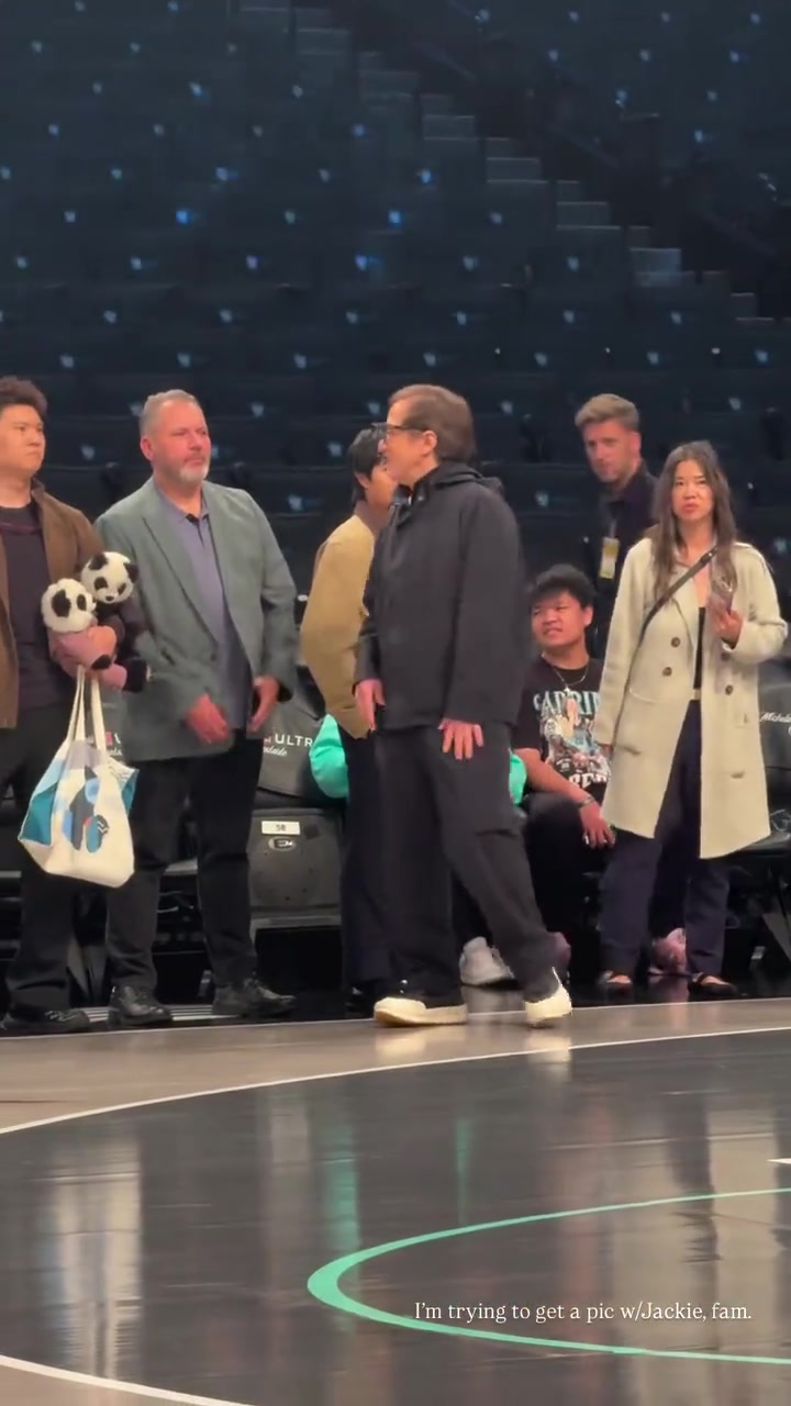 71岁成龙现身巴克莱中心看女篮比赛她们投篮怎么那么准