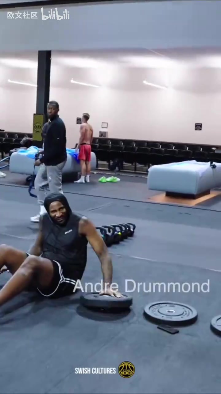 满级大佬们就在眼前欧文现身NPBA训练营与伊戈达拉等朋友见面