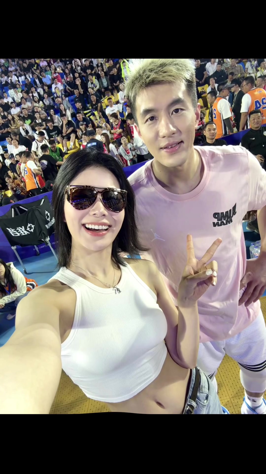 身材亮眼网红美女晒与郭艾伦合影 高尚前来评论区点赞