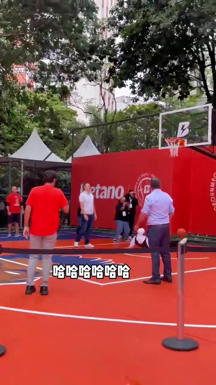 字母哥狠狠的摔在地 雄鹿管理层虎躯一震