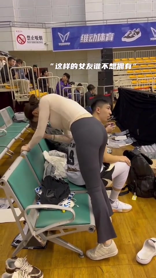 前华侨大学队长周其默赛中休息女友为期按摩这也太幸福了吧