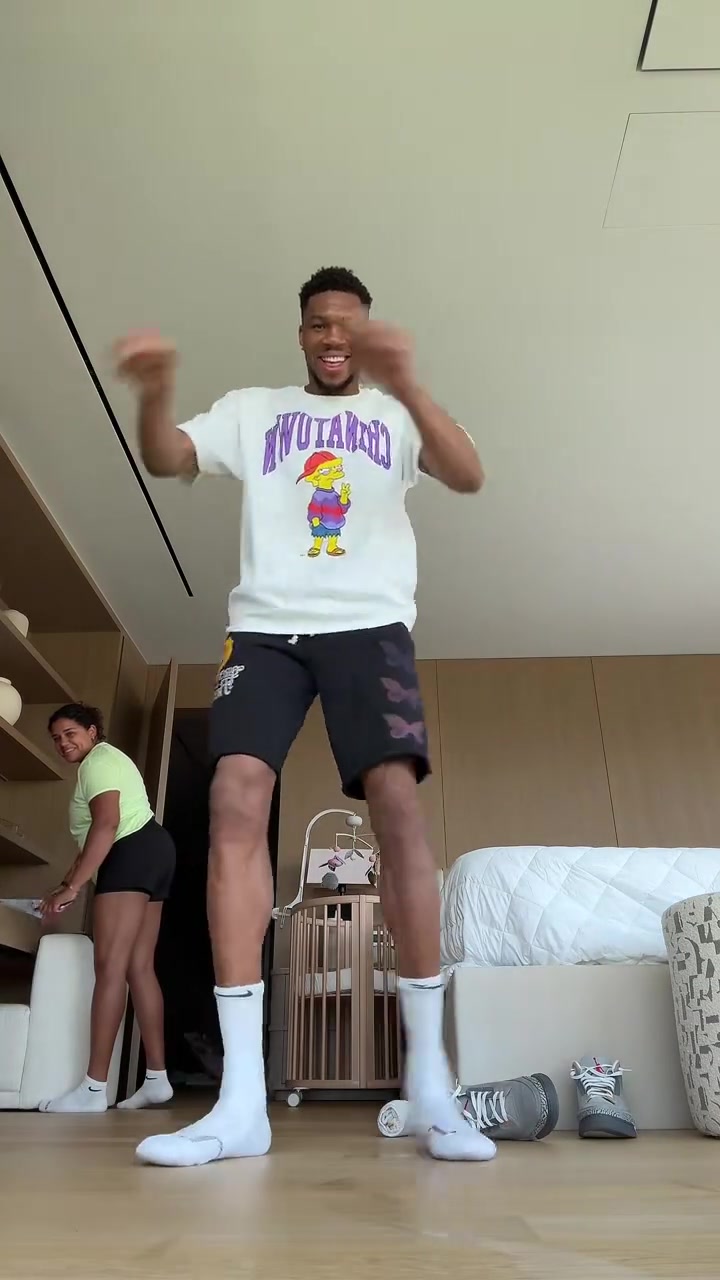 字母哥晒在家逗比自拍 网友发现盲点扁平足