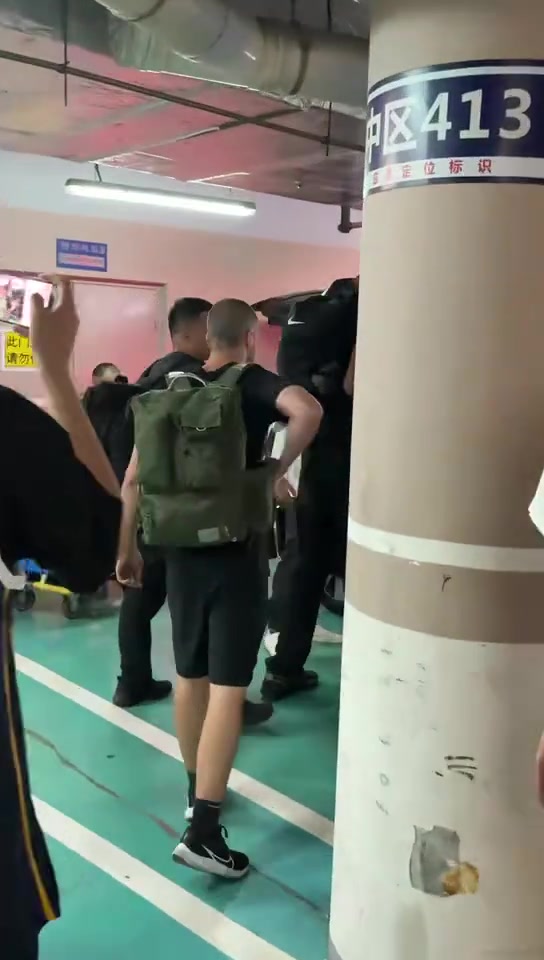 高僧文班抵达北京 球迷们大喊go spurs go