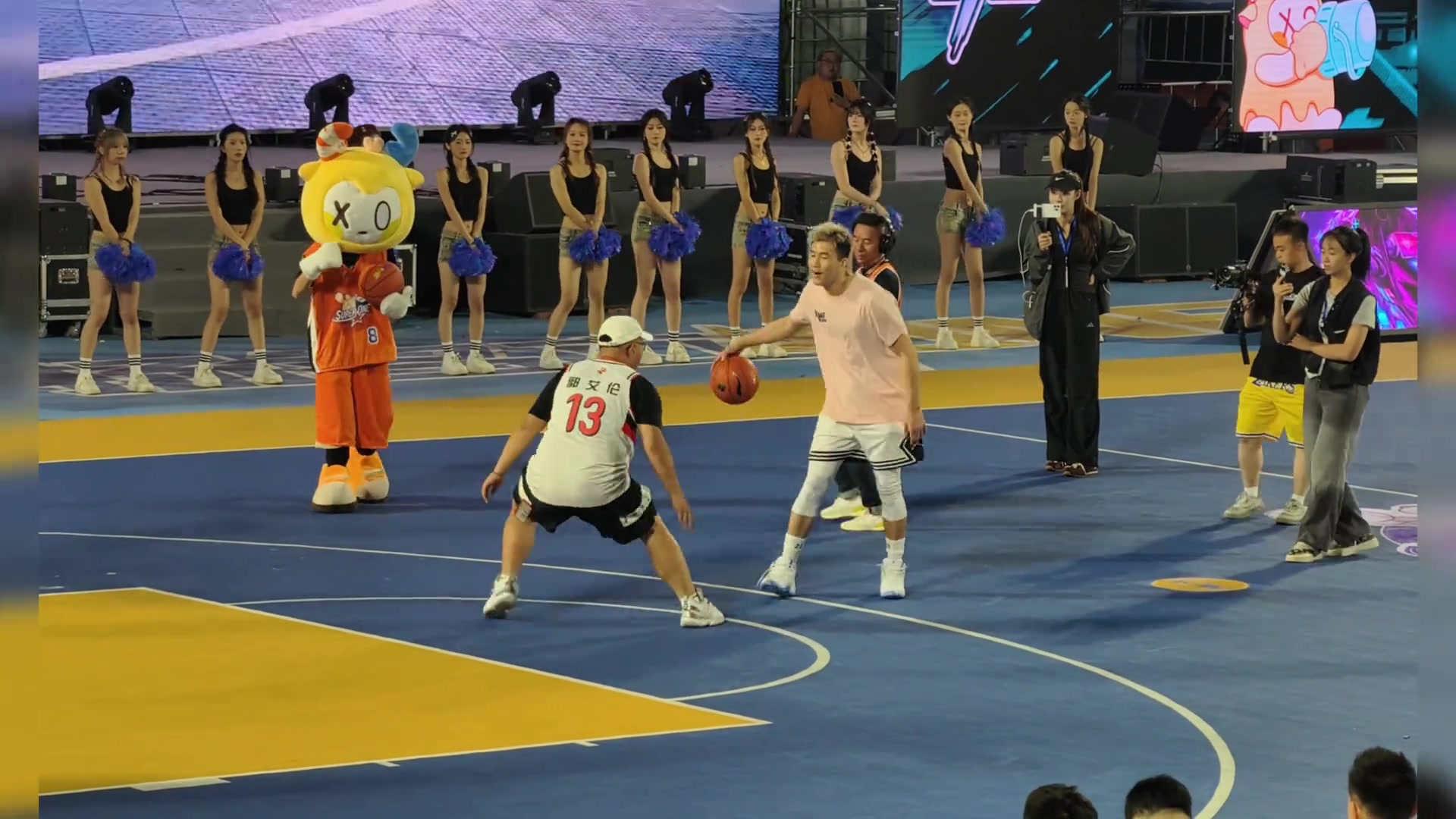 场边这么多美女丝毫不影响郭艾伦命中三分球