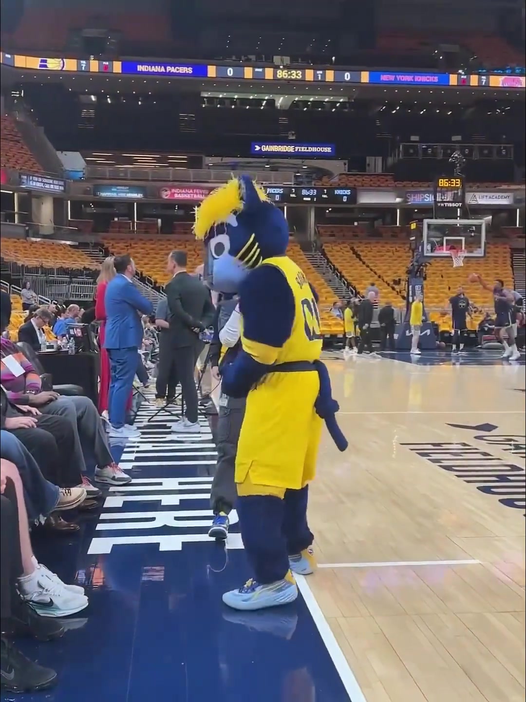 鲨鱼惨遭步行者吉祥物隔扣哈哈哈