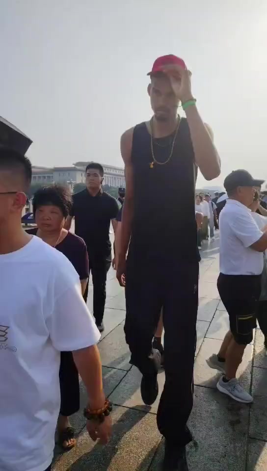 网友在天安门广场偶遇文班亚马这外国男的好高啊