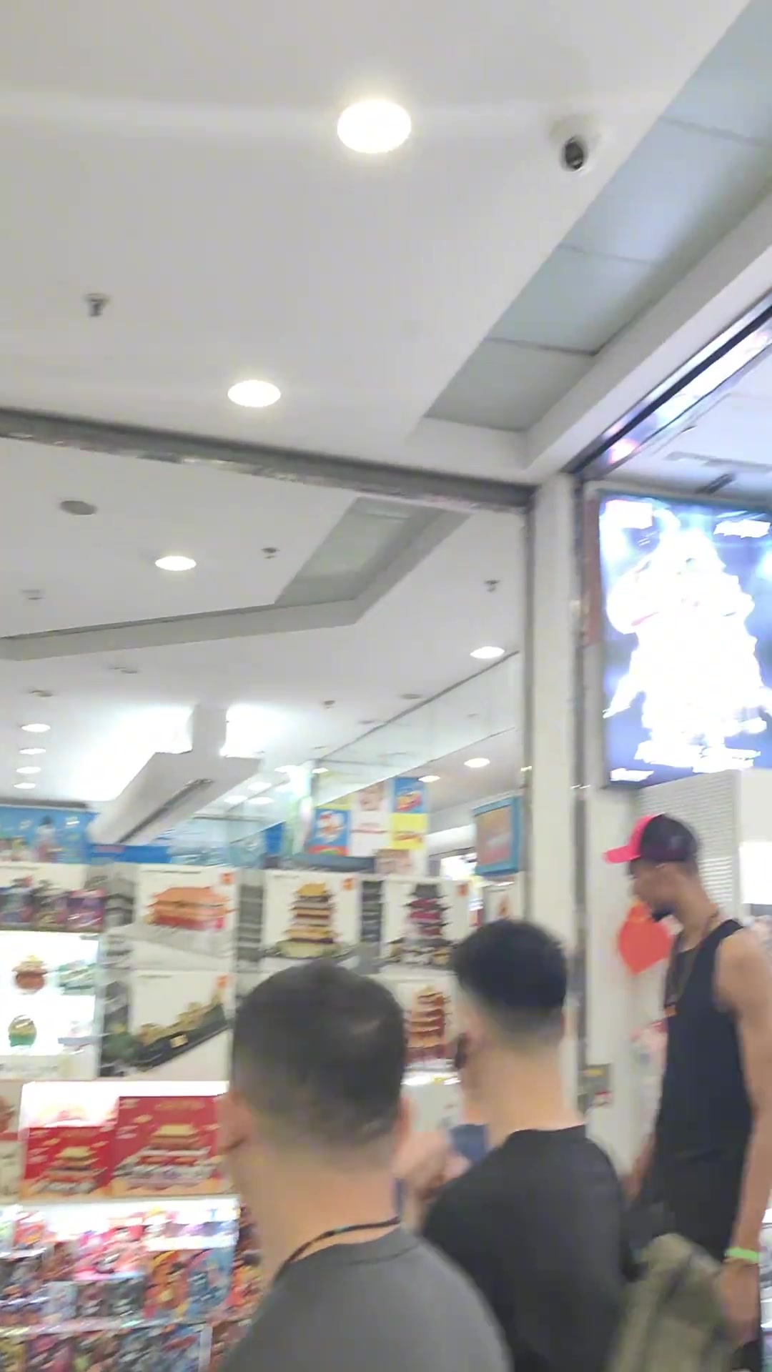 这岁数确实还算大孩子文班在王府井逛商场