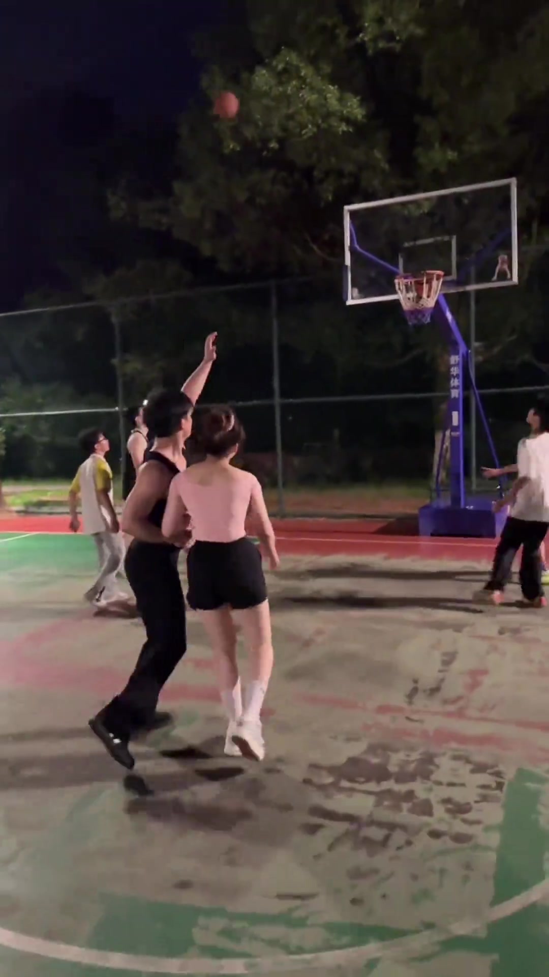 小姐姐野球场和一群壮汉抢篮板这算不算垫脚犯规