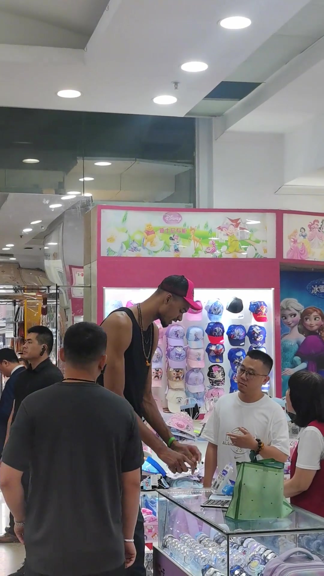 来中国进货了文班亚马在北京王府井买小商品