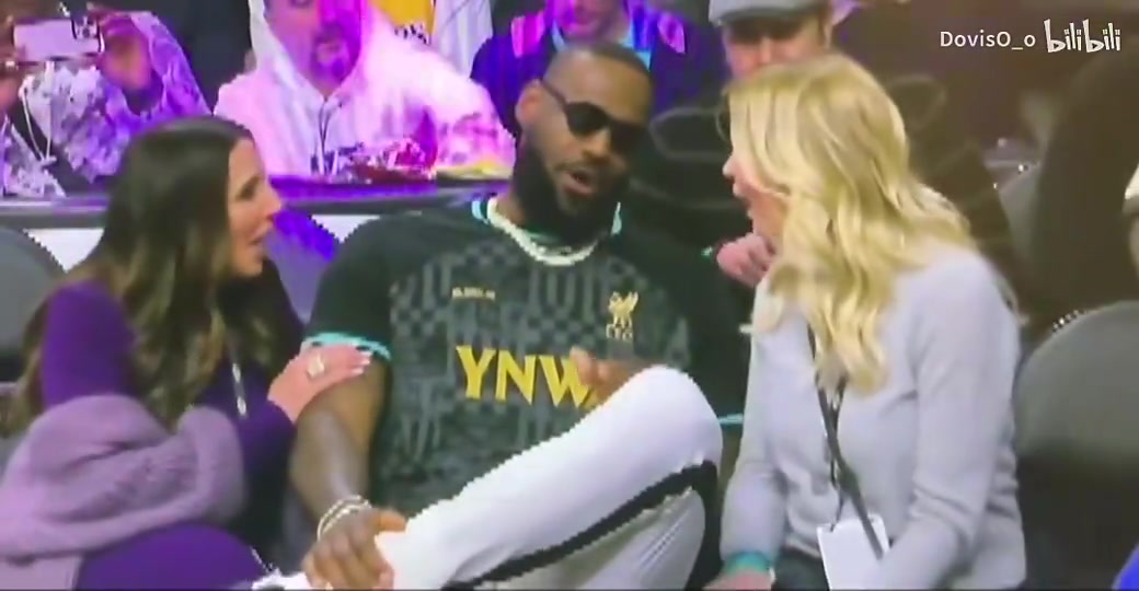 名场面詹姆斯坐在珍妮阿姨和她的闺蜜之间逗得两个人花枝乱颤