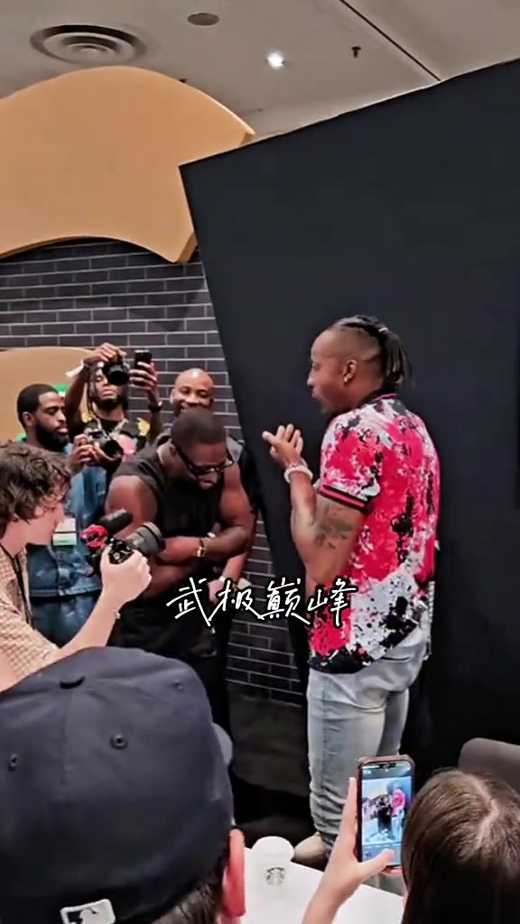 笑的嘴都合不住了韦德与魔兽在活动中相遇拥抱寒暄