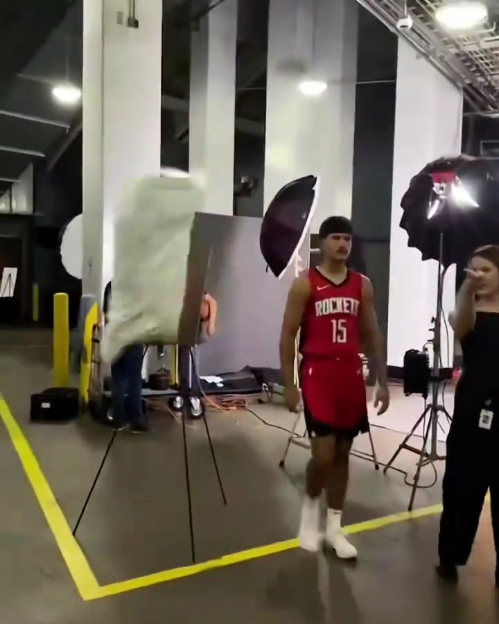 太惨了火箭熊主动挑衅谢泼德惨遭KO