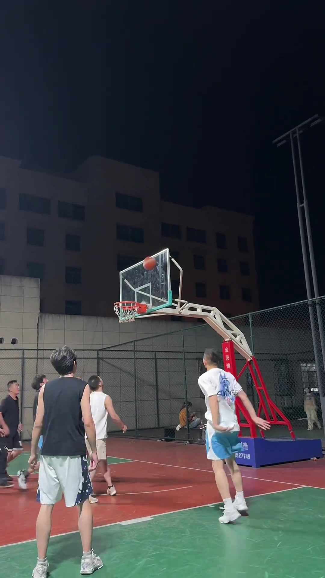 大哥这手投篮和脚步在野球场简直乱杀啊