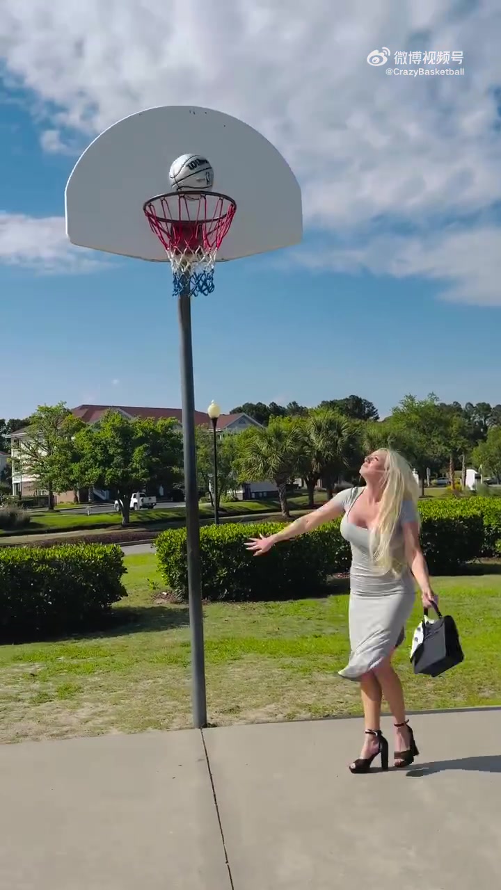 有点东西啊女子穿着裙子踩高跟单手投篮尽显天赋啊