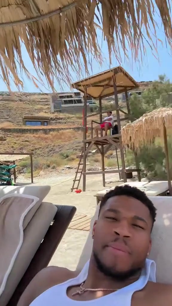 字母哥在希腊玩得不亦乐乎配文Nothing better than Greece