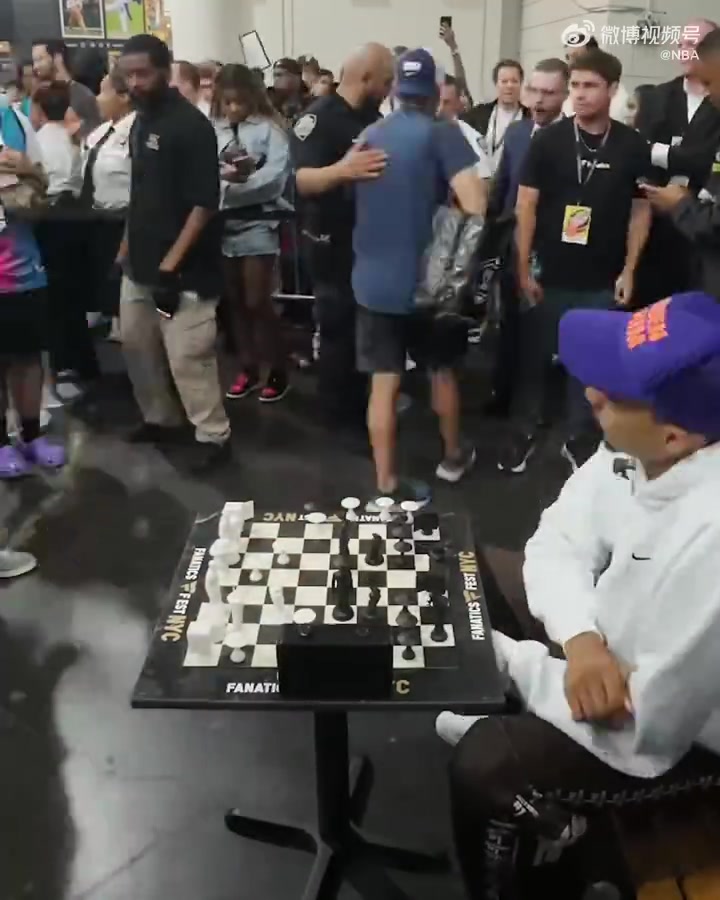 和他试试中国象棋文班亚马休赛期生活丰富与球迷玩国际象棋