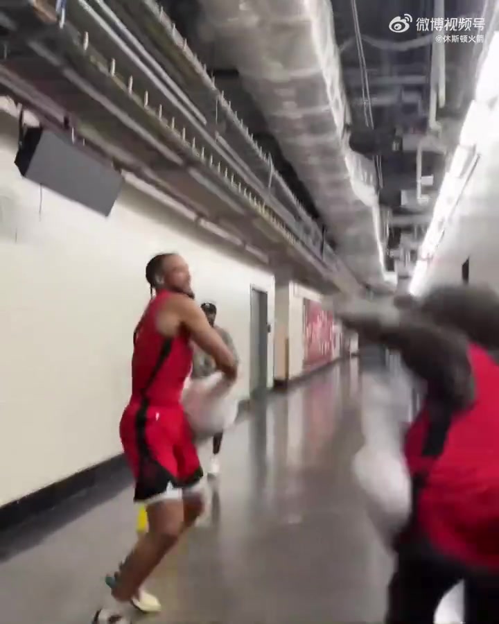 这个画面也太欢乐了狄龙拿着枕头暴打火箭吉祥物