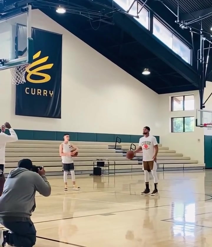 一边运球一边投篮库里的协调性真的没的说