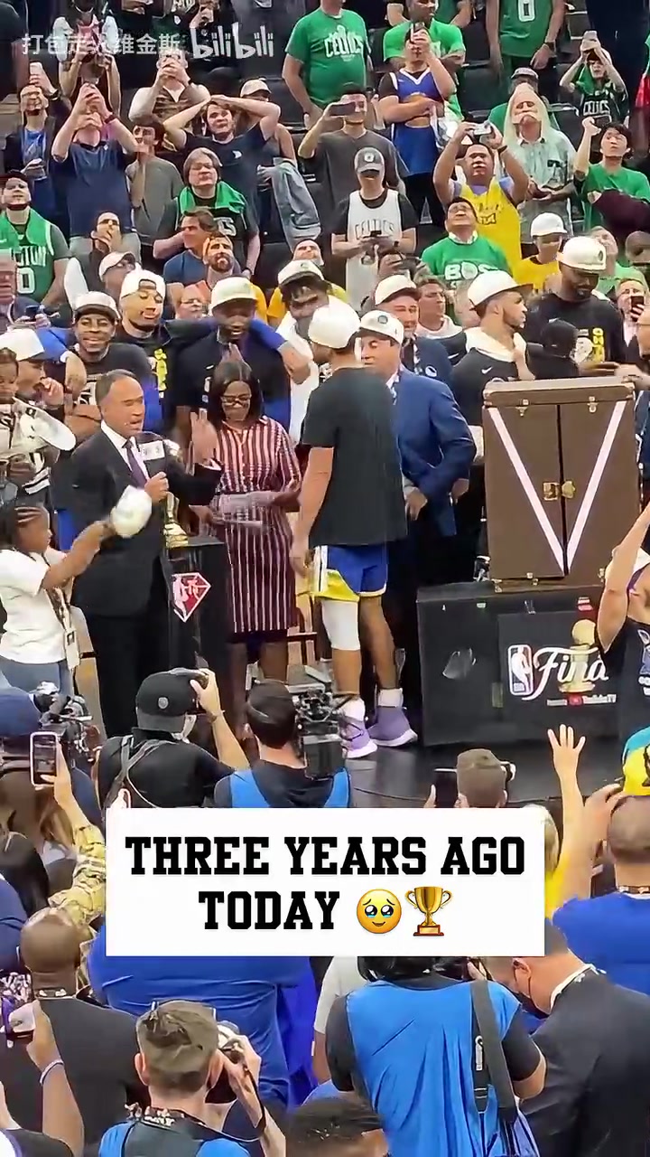 一晃三年了22年是一个属于勇士的夏天回顾库里领取FMVP奖杯