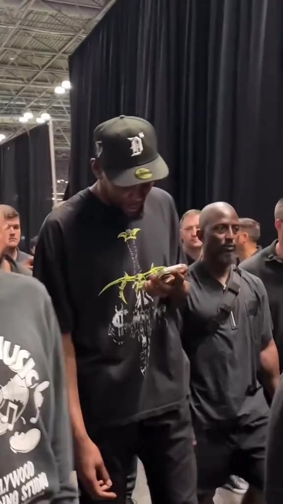 大佬快来被交易到火箭后 火箭总经理斯通和杜兰特视频通话