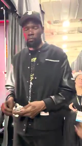 杜兰特抽球星卡抽到科比立马露出纯真的笑容