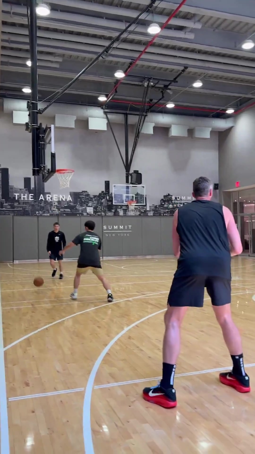 老搭档乐福同詹姆斯一起训练 能量满满