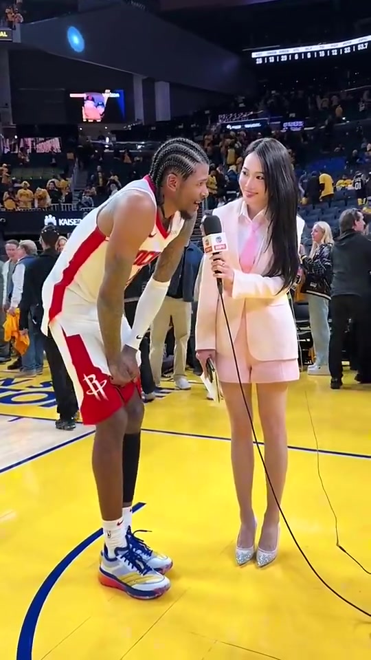 小伙还挺照顾女记者杰伦-格林此前扶膝接受孟超采访