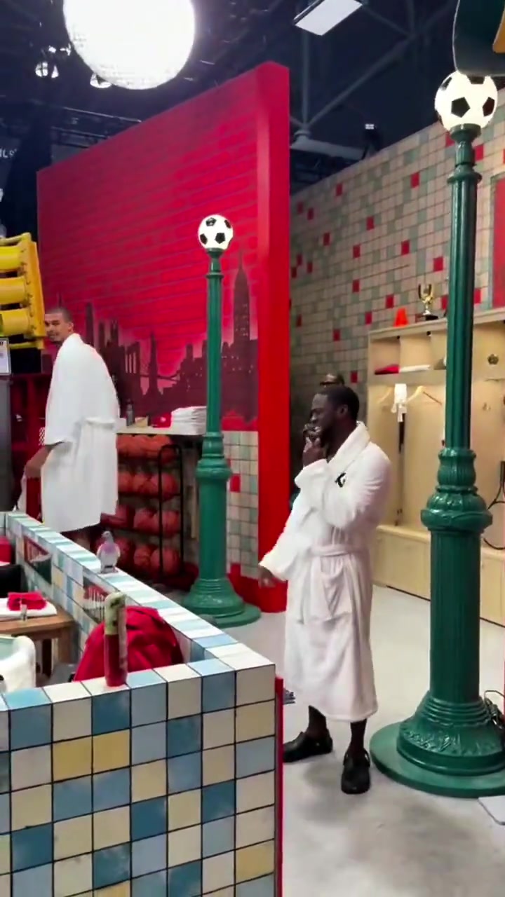 文班亚马参加节目特制冰桶比演员哈特的还长一倍