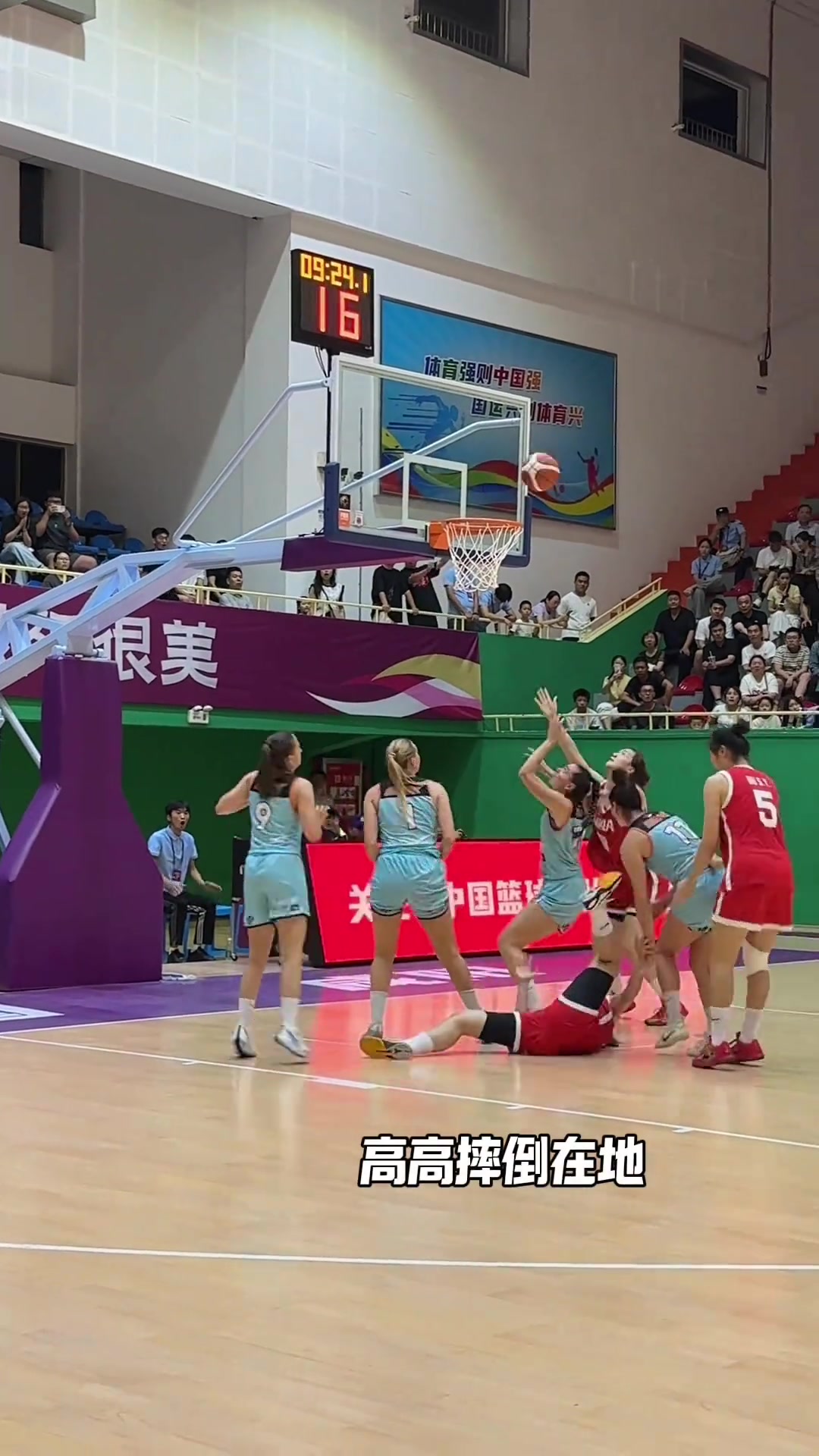 揪心李雨汧突破途中重重摔倒在地希望所有运动员能远离伤病