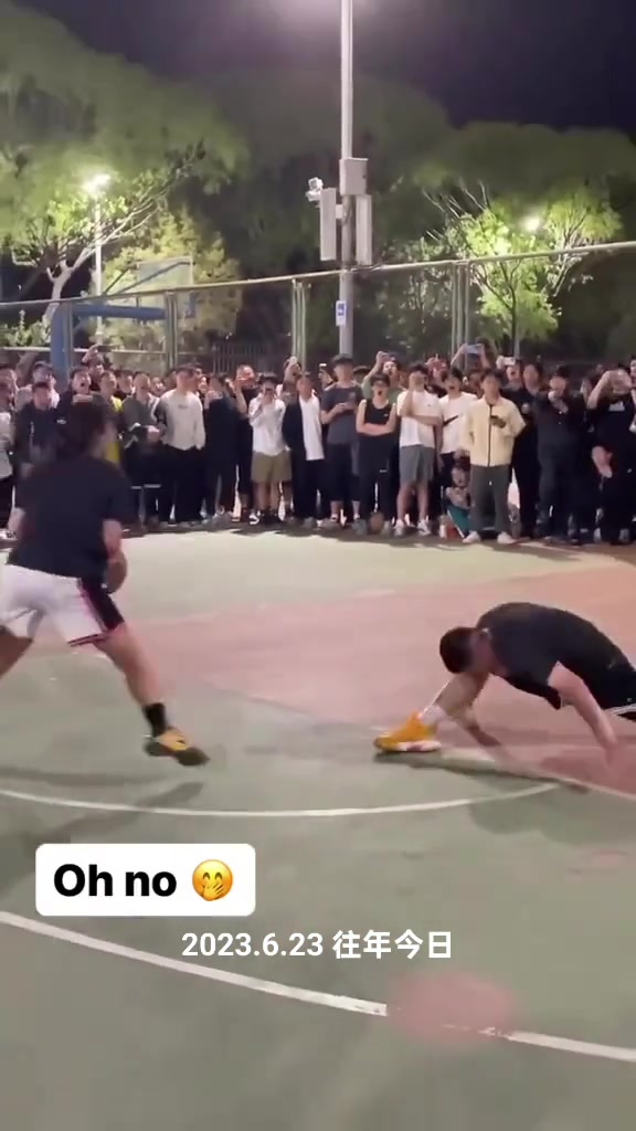 女生1V1单挑晃趴男生连站都站不起来了
