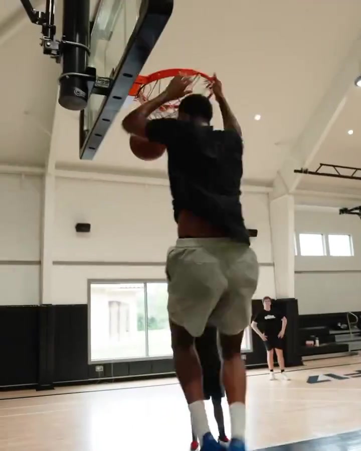 以后可以跟着练了小贾也开启了训练模式 这不是杜兰特的招式吗