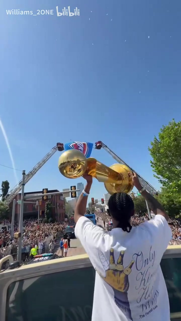 声名鹊起杰威身着科比T恤的冠军巡游之旅