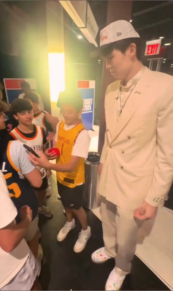 杨瀚森选秀后收获第一批美国本土迷弟 小球迷们纷纷拿着手机合照