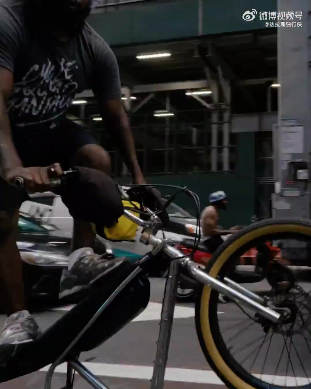 状元还是最大牌哈小旗飘扬纽约城弗拉格闪耀时代广场