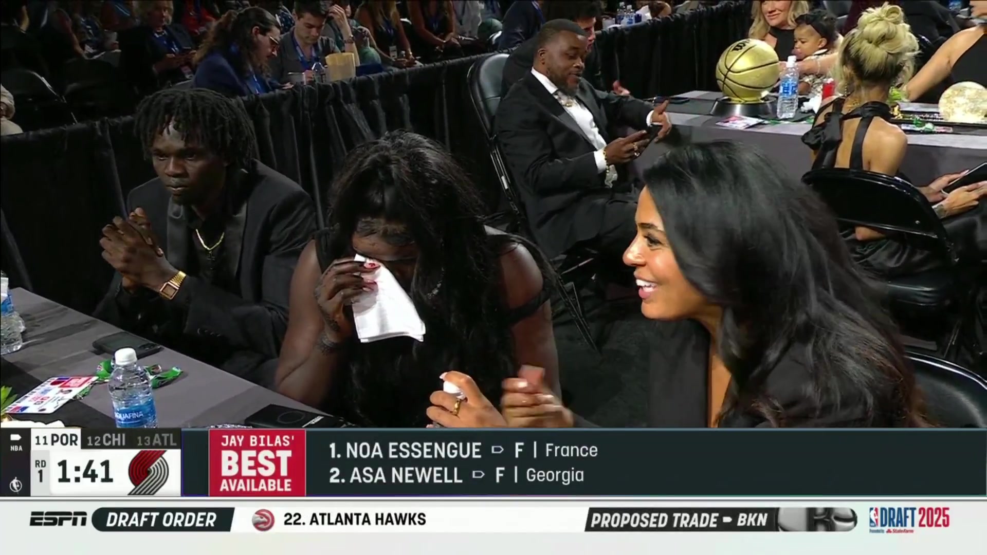 成千万富翁了南苏丹的马卢阿奇被太阳选中 自己洒泪老妈也哭