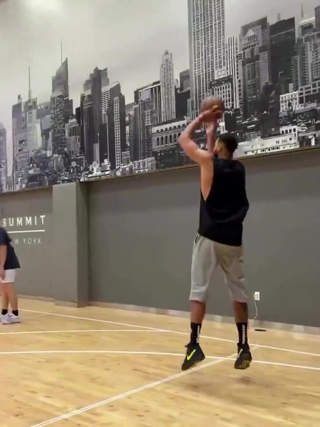 快船球迷有福了西蒙斯休赛期猛练百发百中