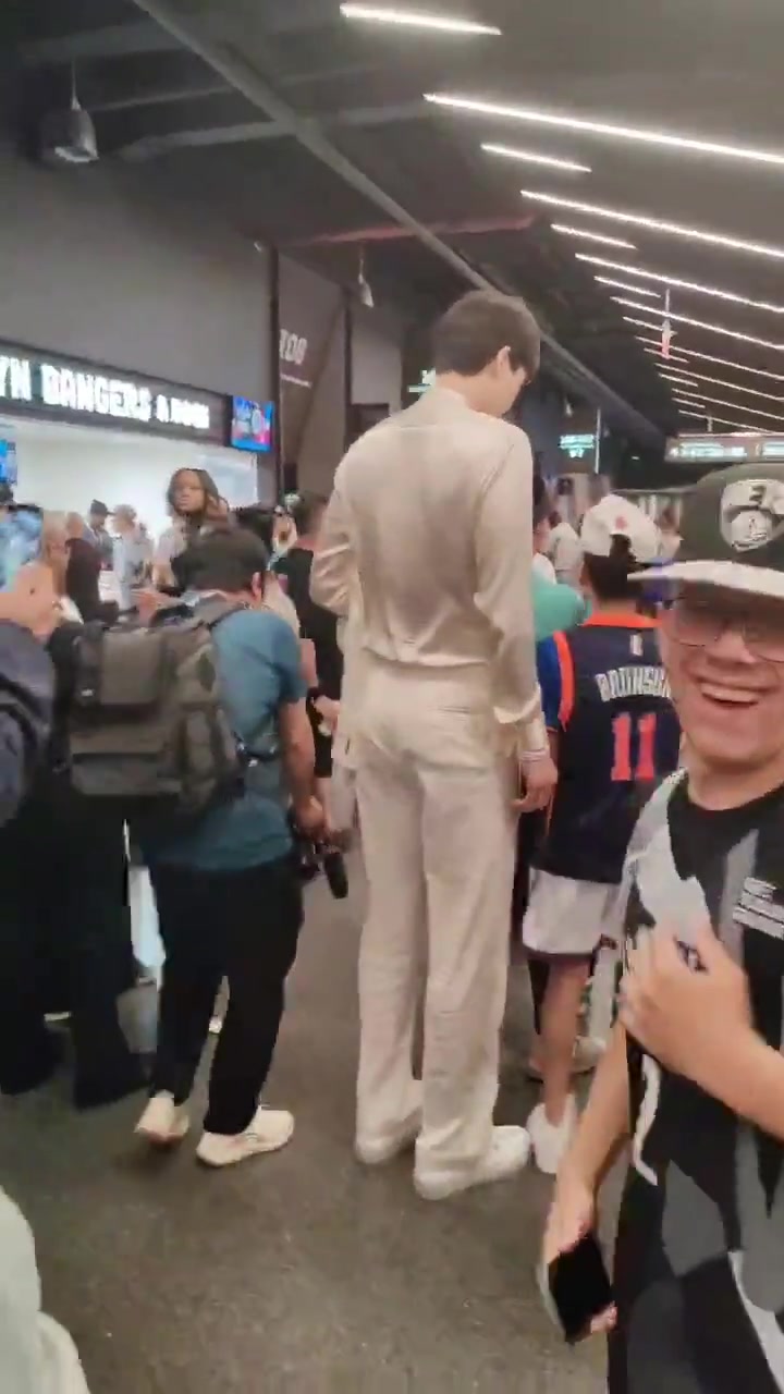 杨瀚森现身选秀大会现场 外国球迷们争相与其合照