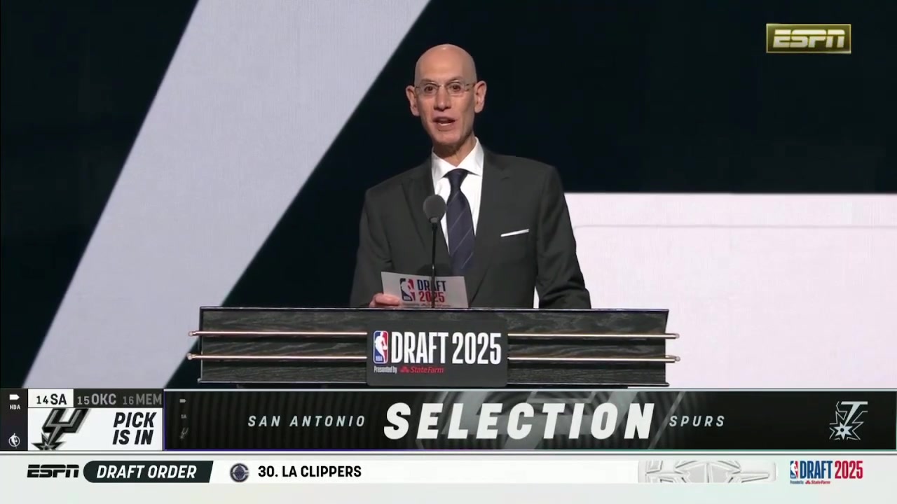 听名字就很牛逼卡特-布莱恩特上场同萧华握手