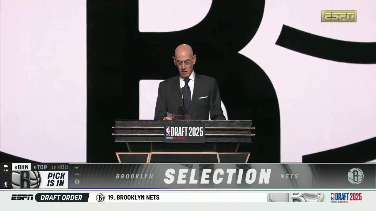 现场有些许嘘声篮网用8号签选择了来自俄罗斯的杰明