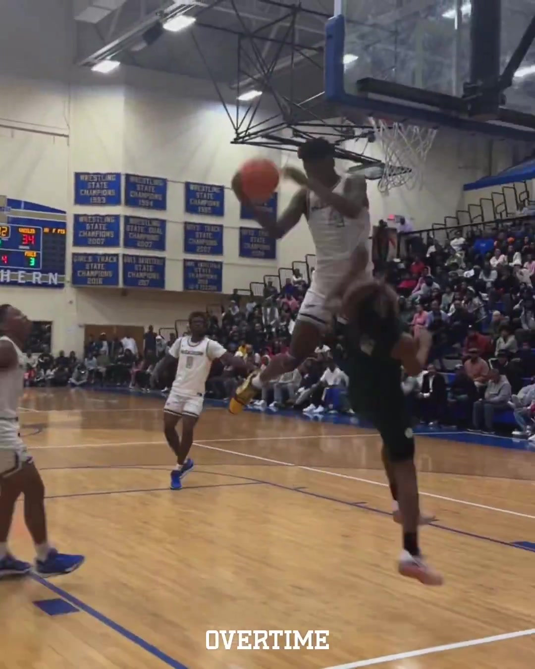 名场面原来这个冲锋暴扣就来自艾斯-贝利身体确实炸裂