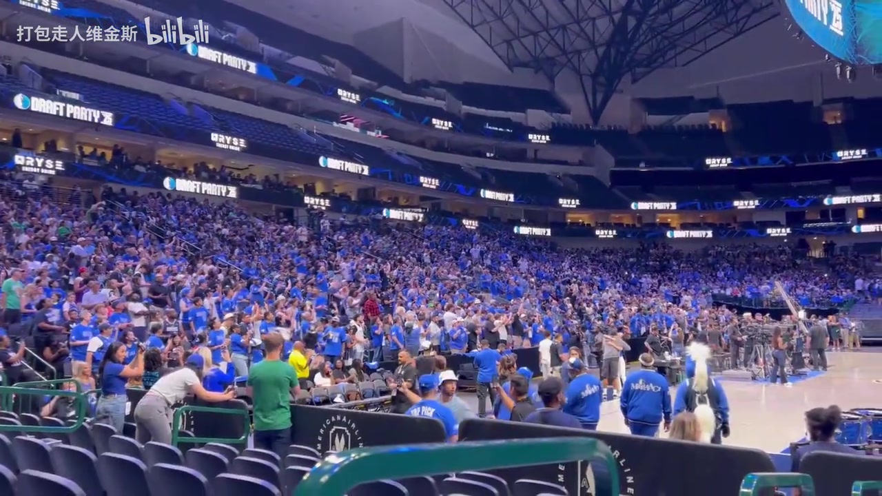 依然不满那笔交易啊独行侠球迷在选中弗拉格后高喊fire nico