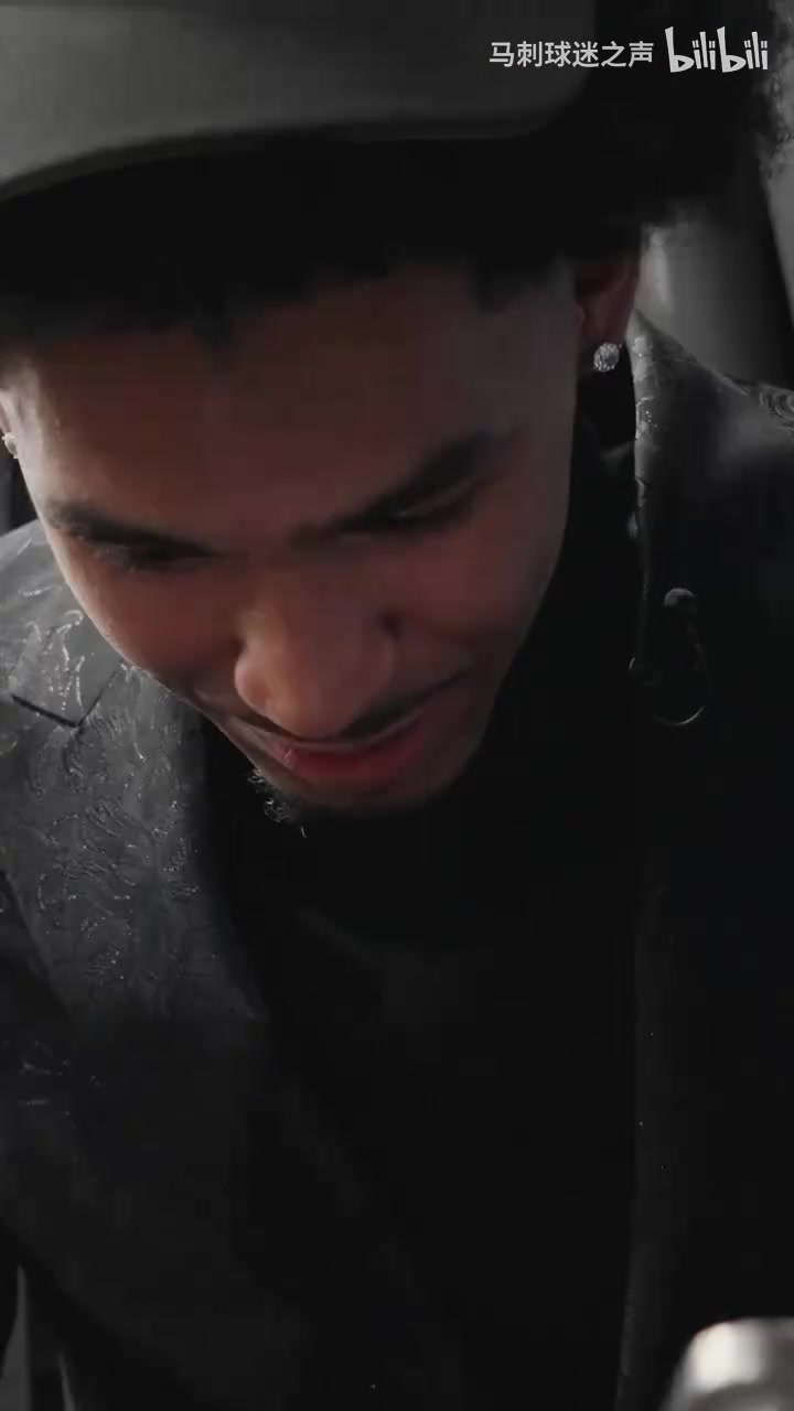 联系一下小老弟文班亚马给榜眼秀迪伦哈珀打视频