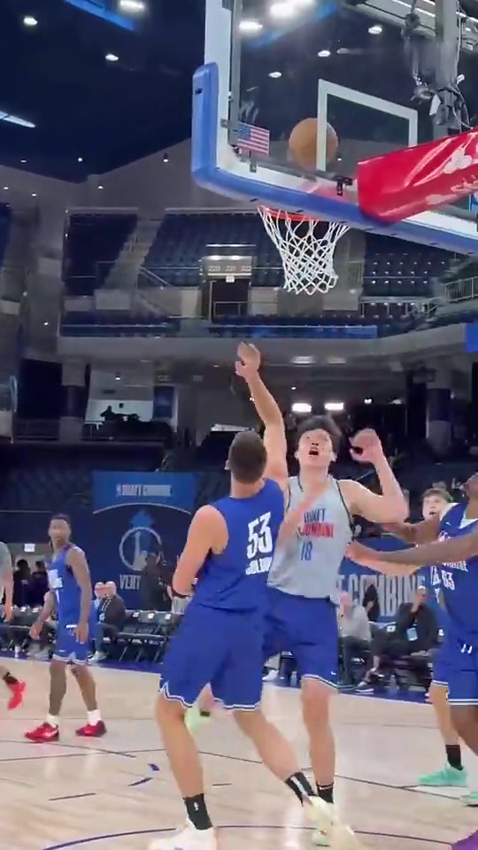 莫担心已适应杨瀚森强打对手见没吹罚大胆朝裁判摊手示意